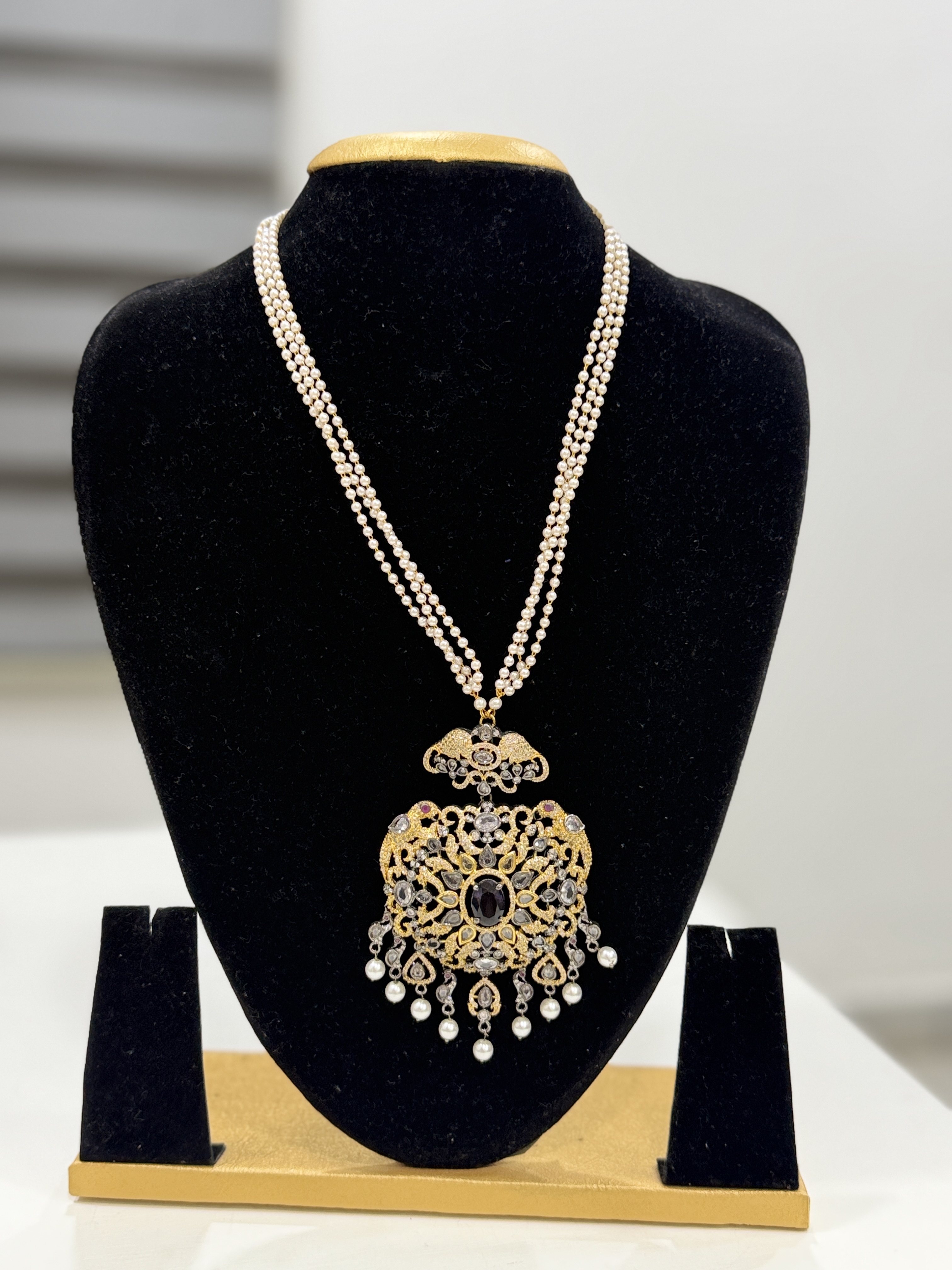 Pearl chain with big dollar