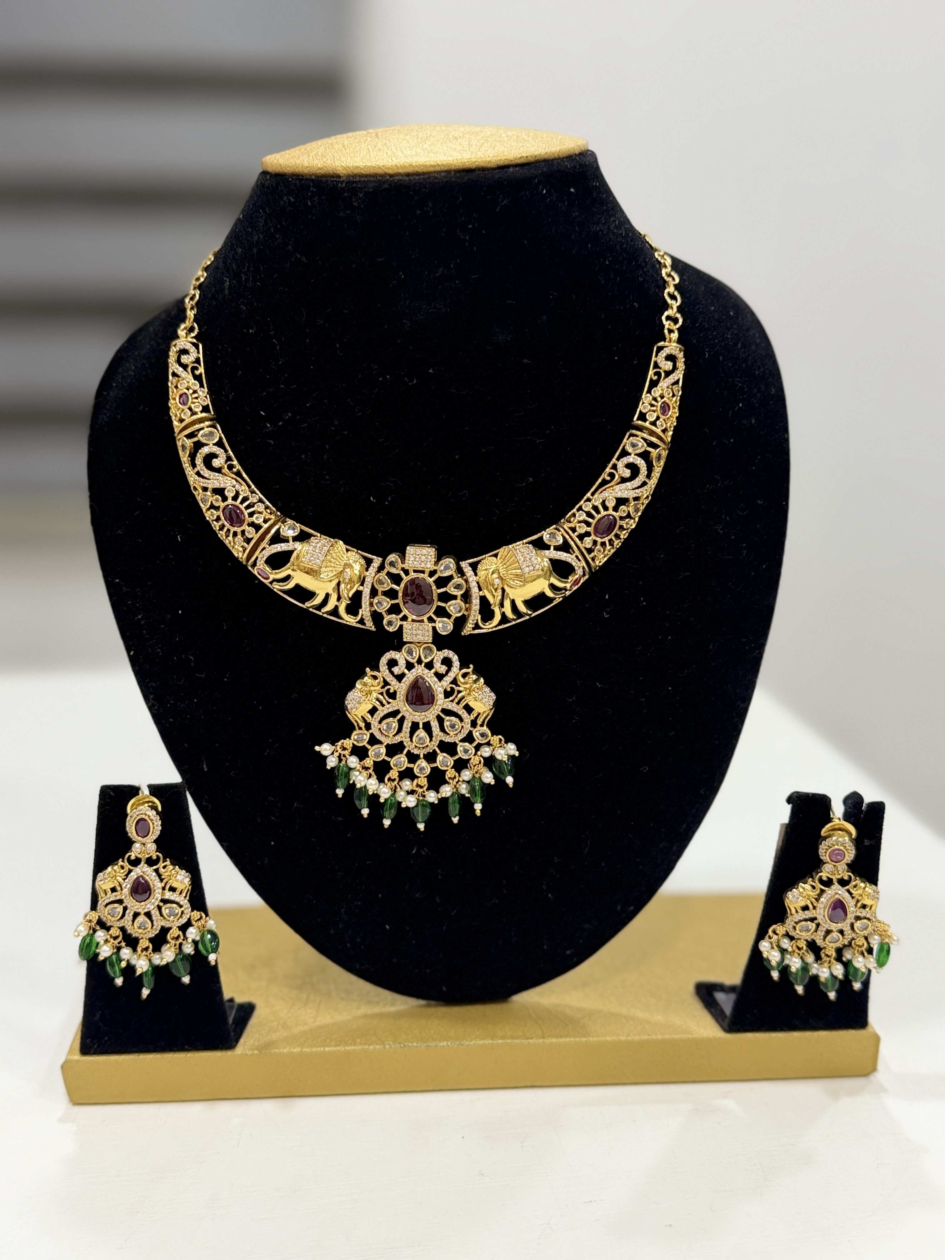 Traditional neck set