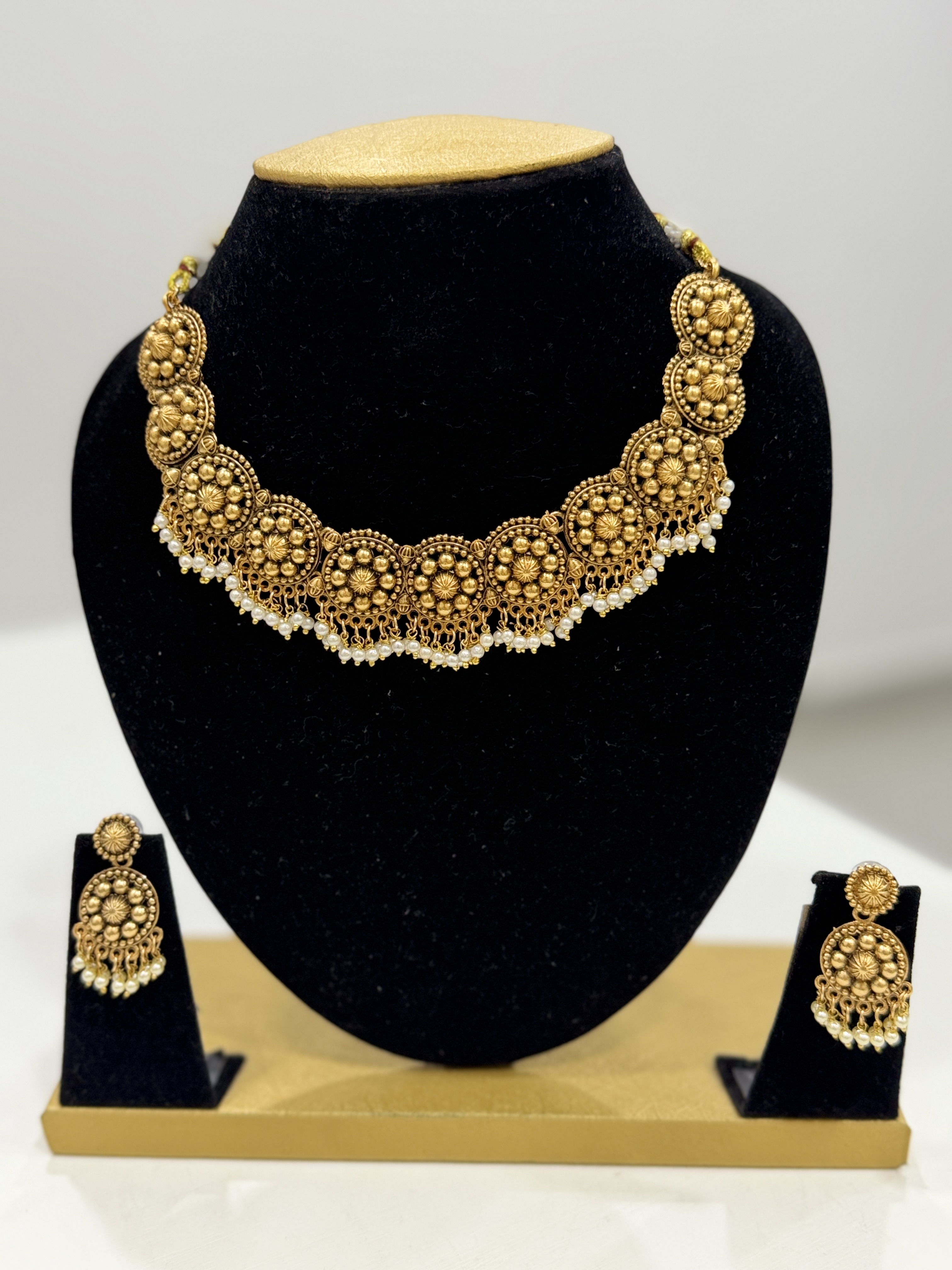 Traditional neck set