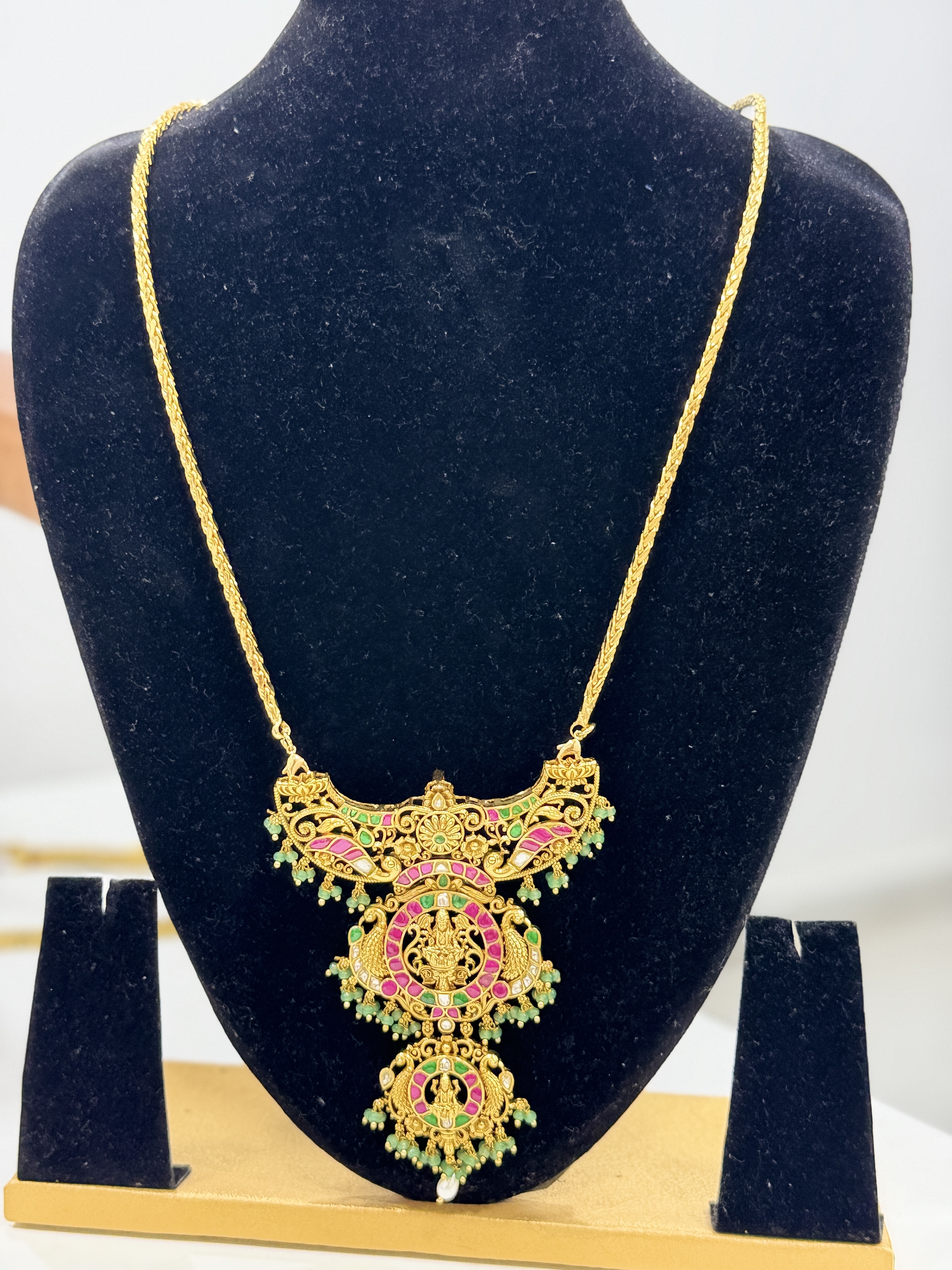 Trendy dollar with long chain