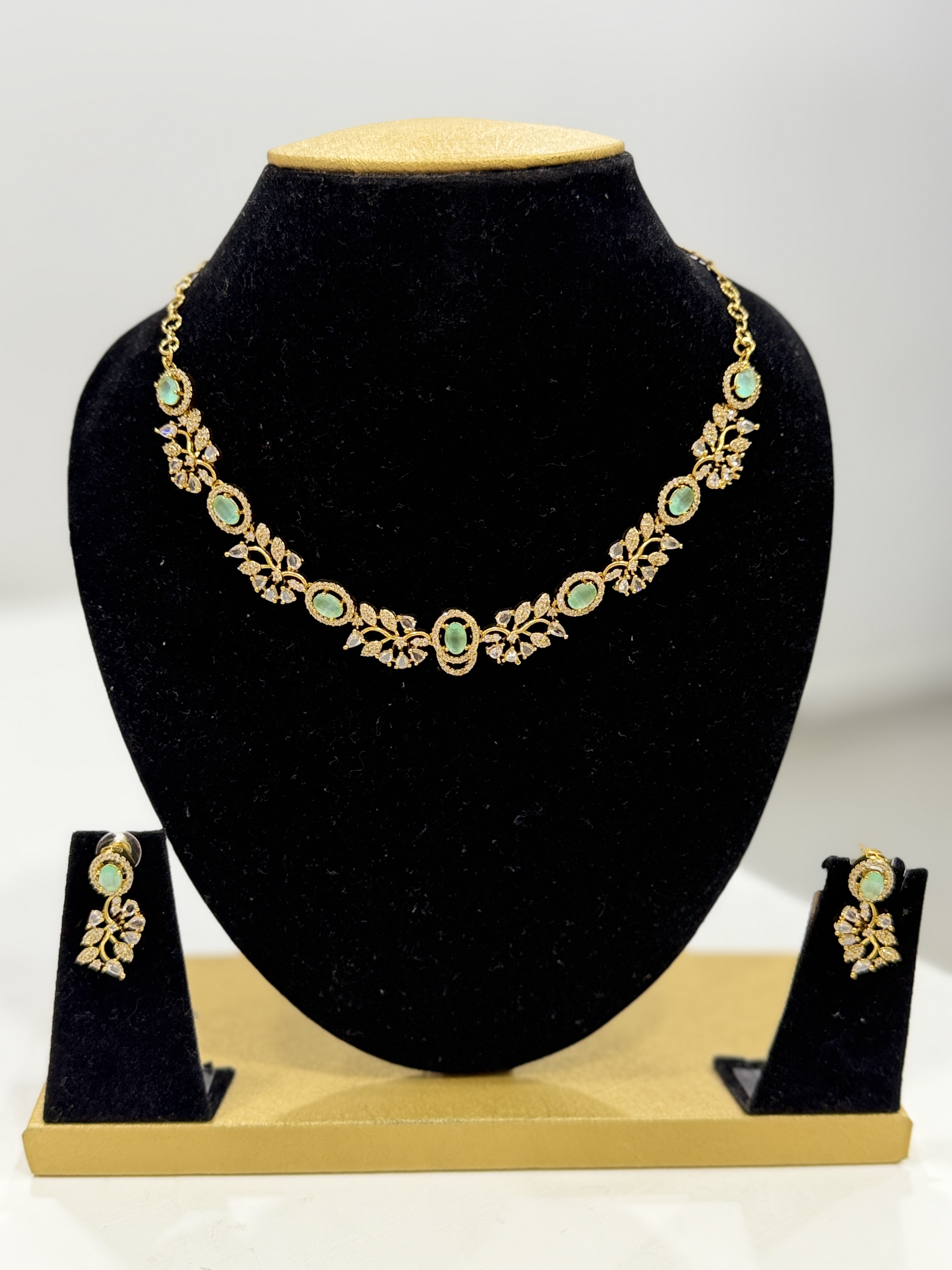 Trendy choker set