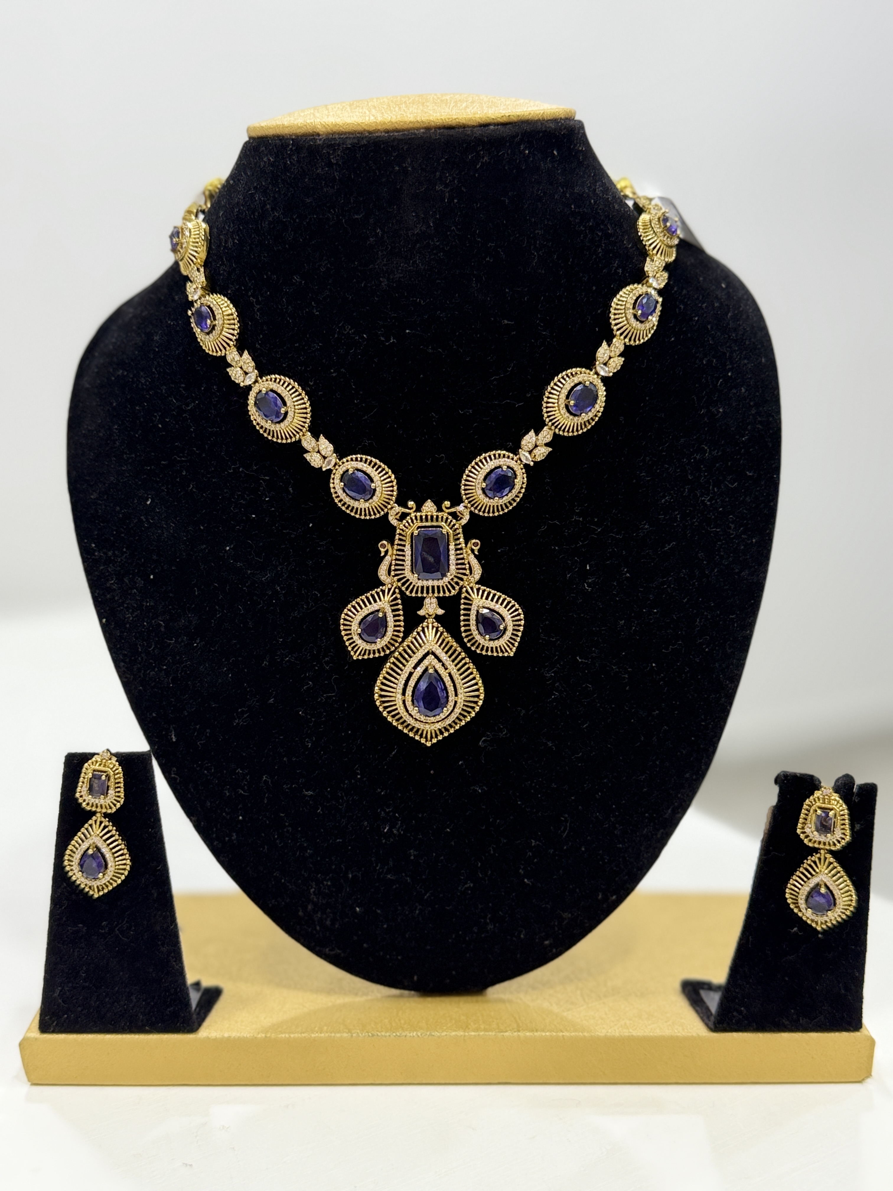Trendy neck set