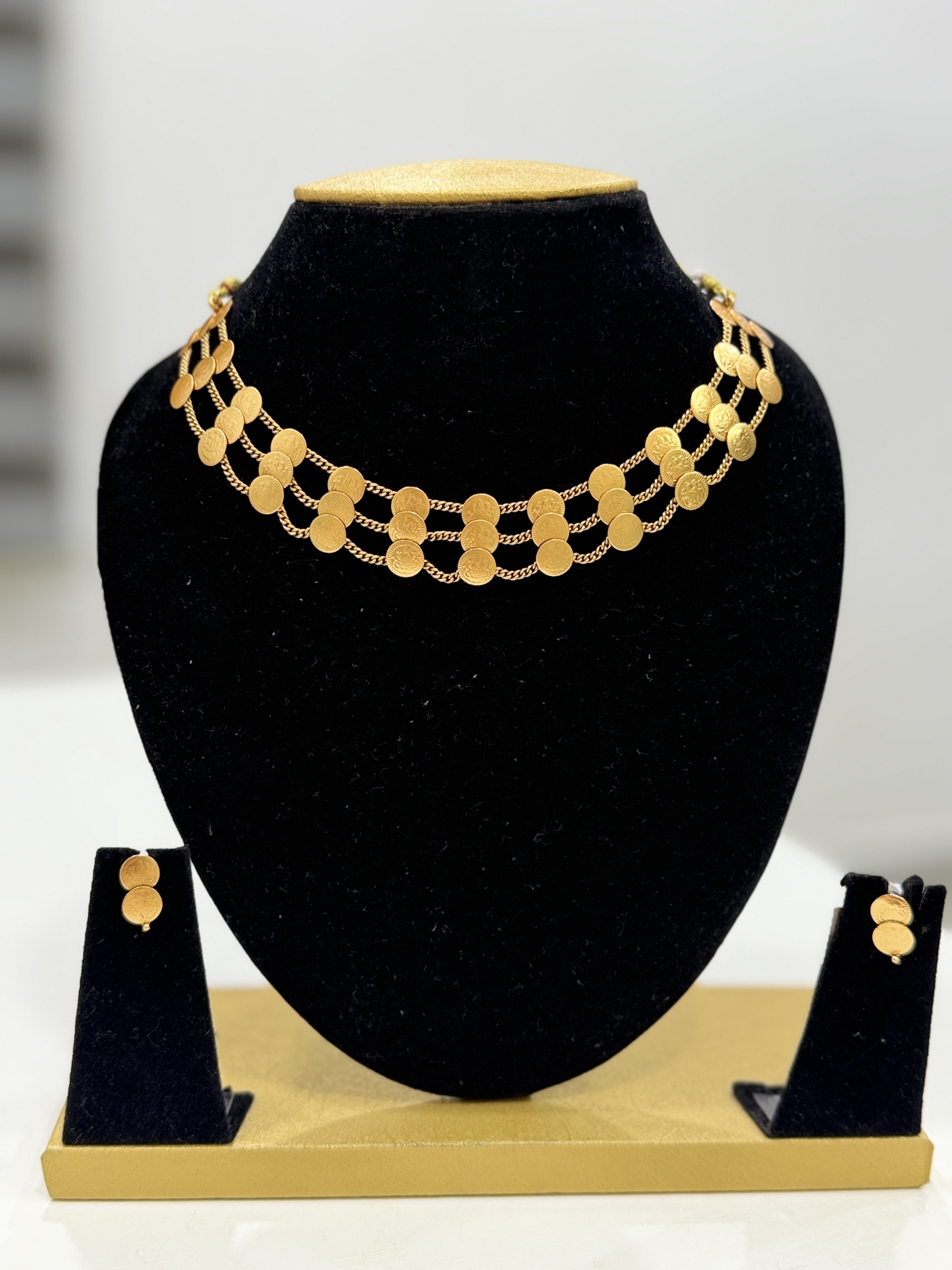 Trendy choker set