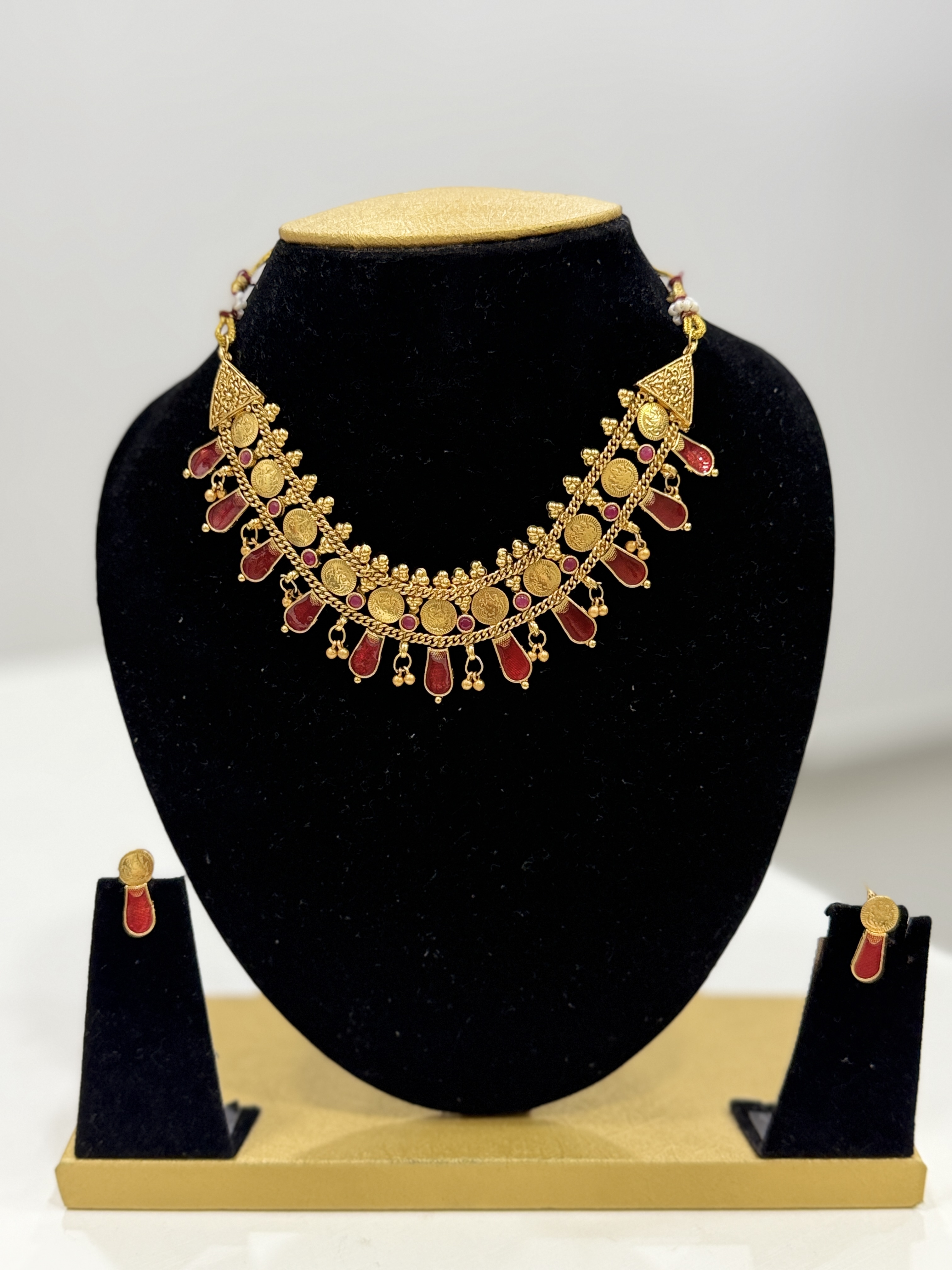 Trendy choker set
