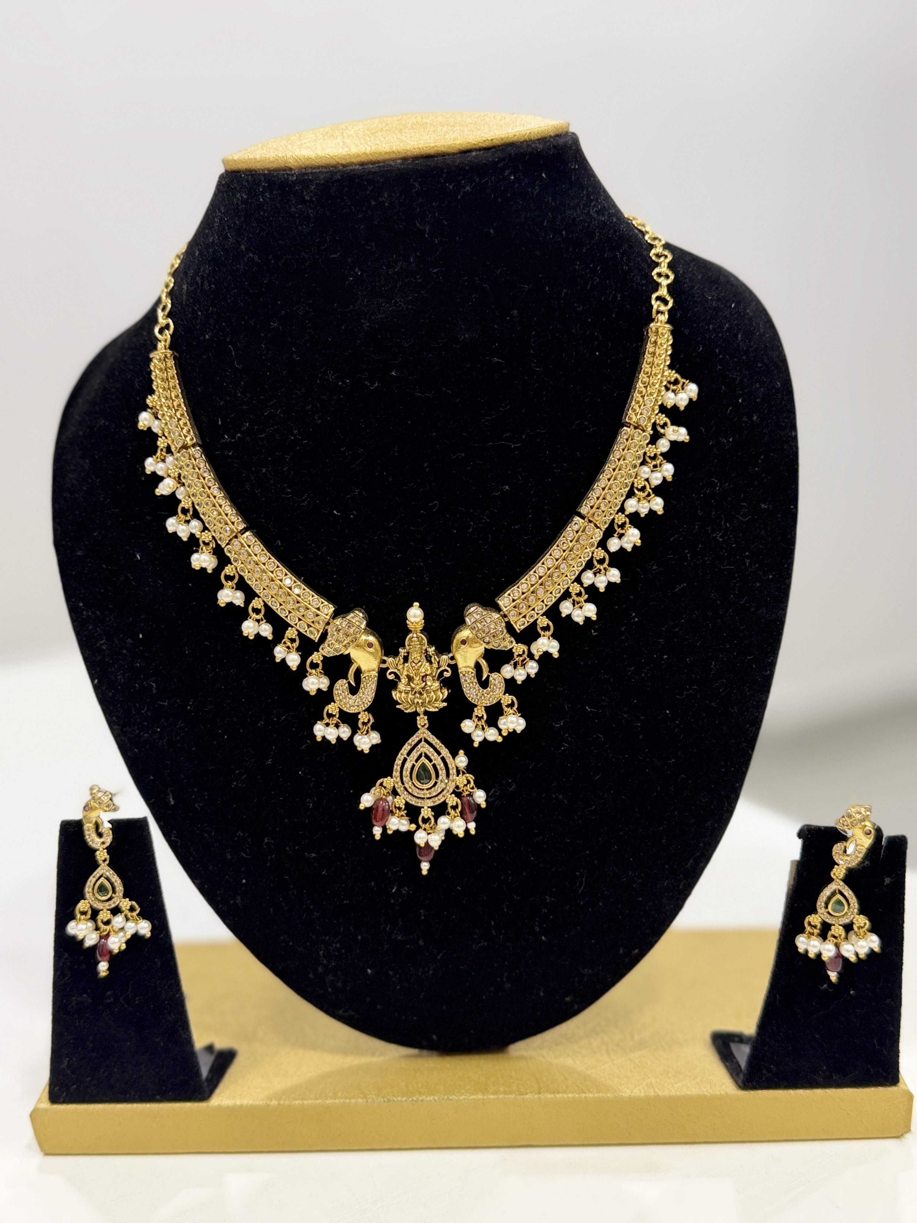 Trendy choker set